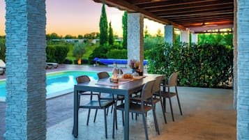Villa | Outdoor dining