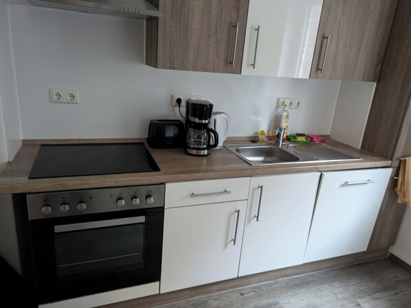 ثلاجة، ميكروويف، فرن، موقد طهي مسطح