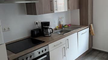 Frigorifero, microonde, forno, piano cottura