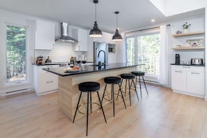 Réfrigérateur, four à micro-ondes, un four, surface de cuisson