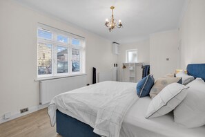 4 bedrooms, iron/ironing board, free WiFi, bed sheets - 4 Bed House-garden-parking-15 min Elizabeth Line (Dagenham)