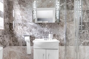 Baignoire et douche séparées, baignoire relaxante profonde