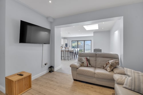 4 Bed House-garden-parking-15 min Elizabeth Line