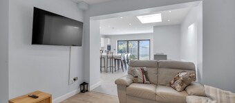 4 Bed House-garden-parking-15 min Elizabeth Line