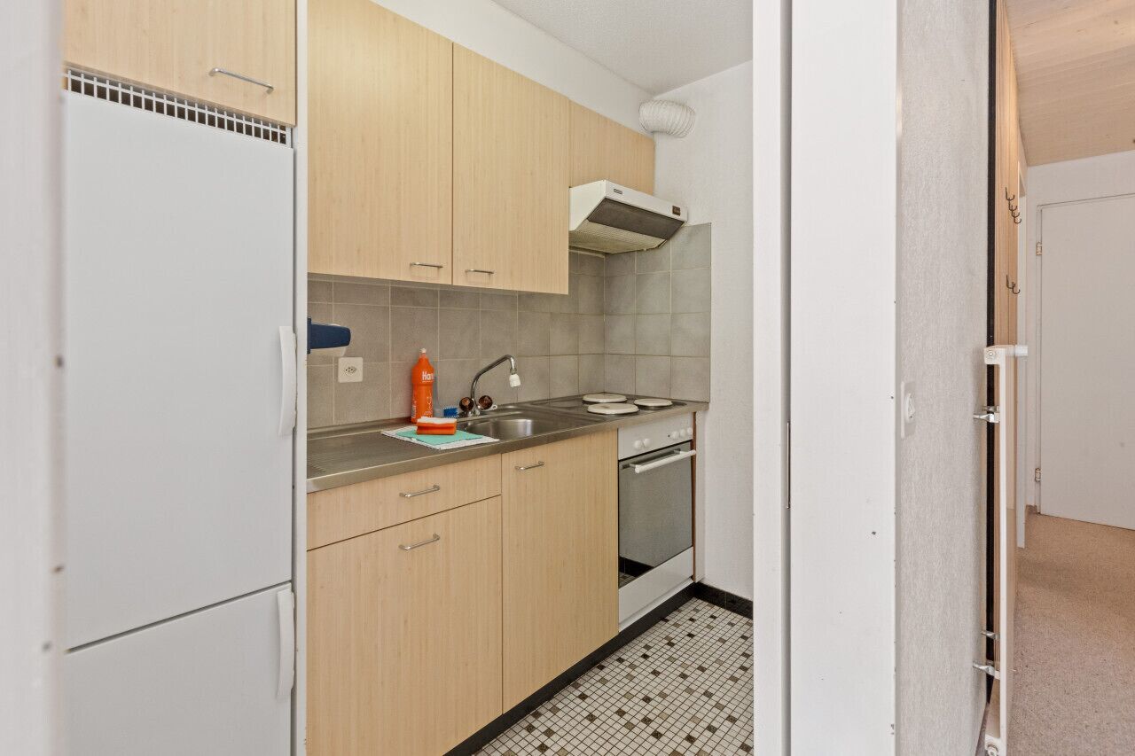 Fridge, oven, stovetop, coffee/tea maker