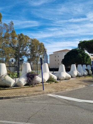 Guests can park adjacent to the building, surrounded by a row of uniquely shaped bollards.