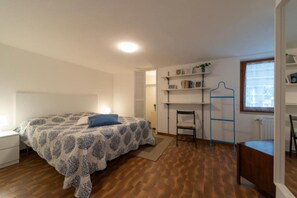 A bedroom with a bed, a desk, and a chair. - Apartment I Pini with a view of the gulf (Portoferraio)