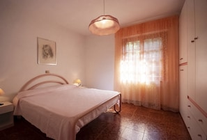 1 bedroom, bed sheets