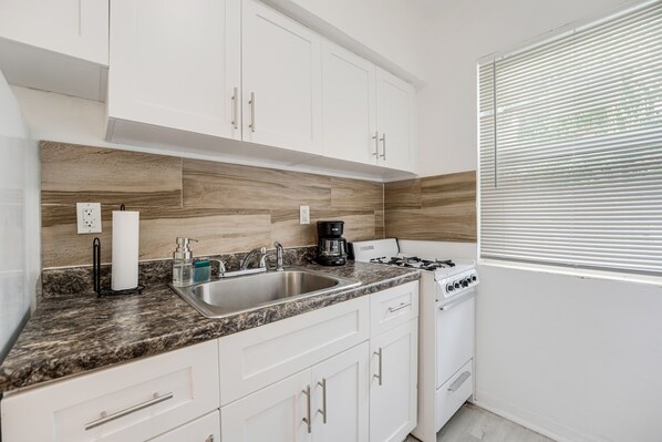 Køleskab, mikrobølgeovn, ovn, kogeplade