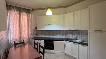 Réfrigérateur, four, plaque de cuisson