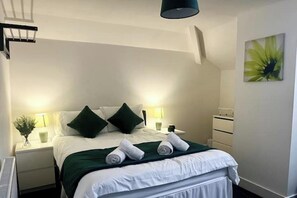 1 habitación, tabla de planchar con plancha, wifi y ropa de cama