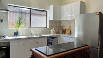 Jääkaappi, mikroaaltouuni, uuni, astianpesukone