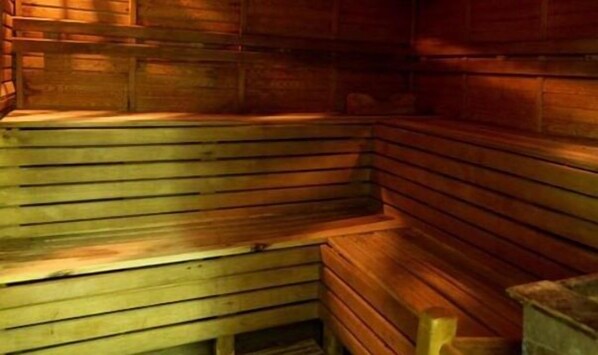 A wooden sauna with benches and a bench seat. - TERMALYA TERMAL HOTEL (Kozakli)