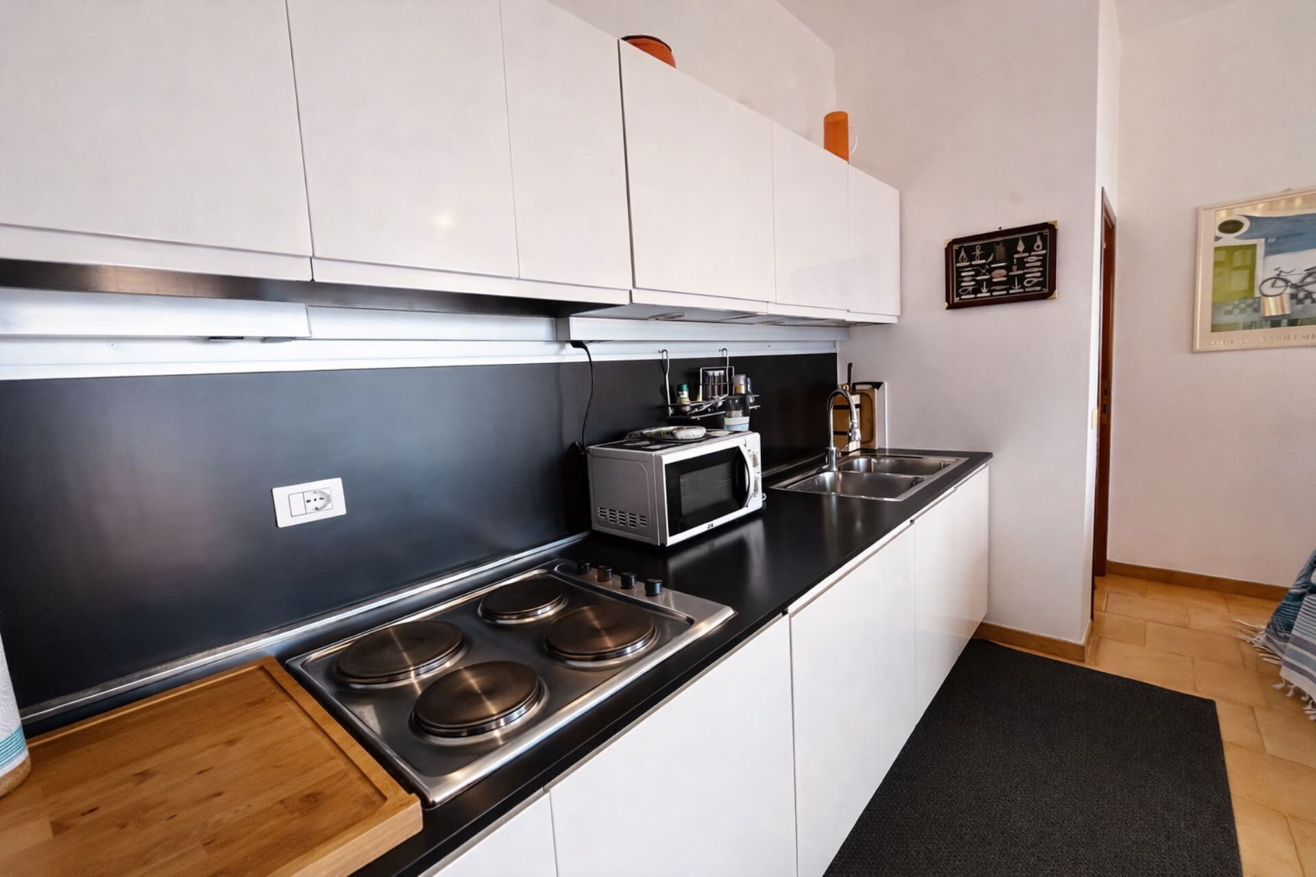 Kühlschrank, Mikrowelle, Kochgeschirr/Geschirr/Besteck