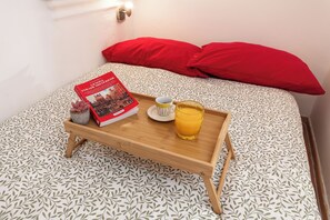 3 bedrooms, in-room safe, desk, iron/ironing board - A truly charming property, just 2 minutes from the magnificent cathedral! (Genova)
