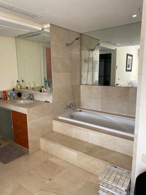 Bañera de hidromasaje, secador de pelo, toallas, jabón