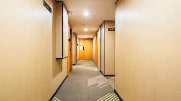 Habitación de lujo con 2 camas individuales, varias camas, vistas a la ciudad | Escritorio, cortinas opacas, sistema de insonorización y wifi gratis