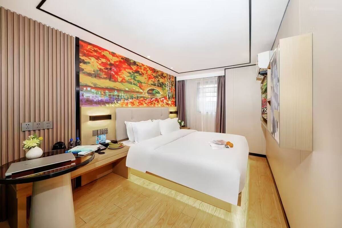 Standard Double Room, 1 Queen Bed, City View | Desk, blackout drapes, soundproofing, WiFi (free)