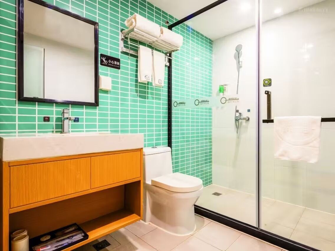 Ducha, artículos de higiene personal gratuitos y secador de pelo