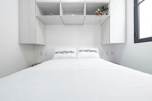 2 bedrooms, travel crib, free WiFi, bed sheets