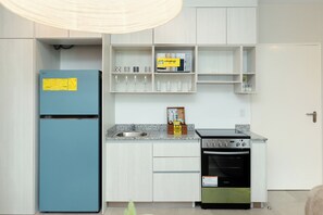 Fridge, oven, stovetop, coffee/tea maker