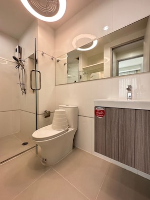 Dusche, Haartrockner, Bidet, Handtücher