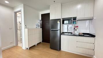 Fridge, microwave, stovetop, cookware/dishes/utensils