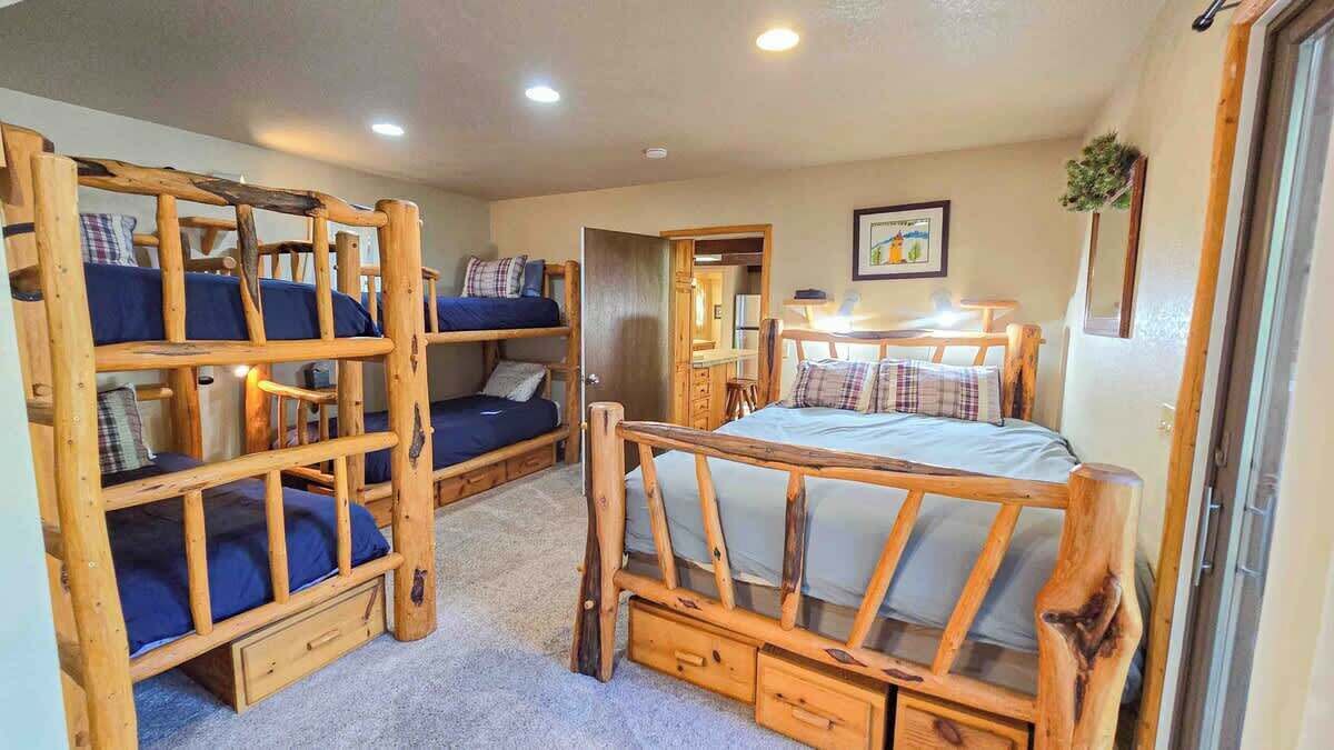 2 bedrooms, iron/ironing board, bed sheets