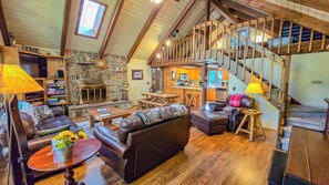 テレビ、暖炉、DVD プレーヤー、書庫