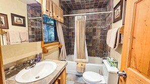 Bruser, miljøvenlige toiletartikler, hårtørrer, håndklæder