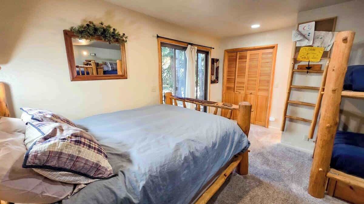 2 slaapkamers, een strijkplank/strijkijzer, beddengoed