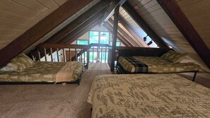 2 soverom, strykejern/-brett og sengetøy