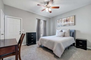 3 chambres, bureau, fer et planche à repasser, accès au Wi-Fi (inclus)