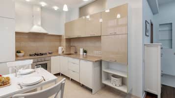 Comfort Suite, River View | Private kitchen | Electric kettle, paper towels