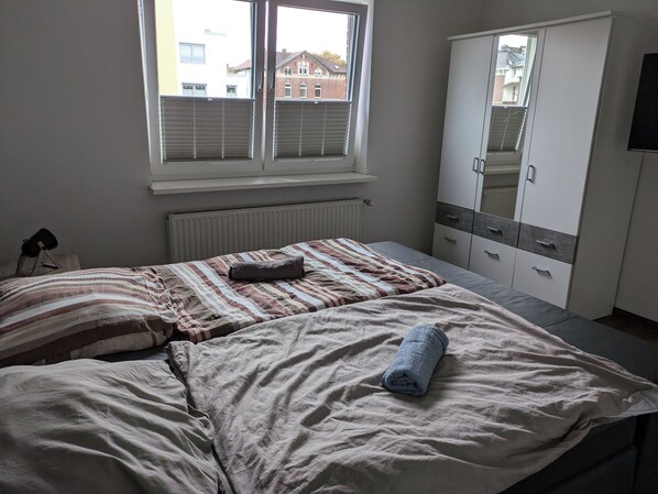 1 bedroom, desk, free WiFi, bed sheets