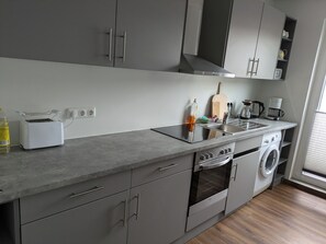 Jääkaappi, mikroaaltouuni, uuni, liesi