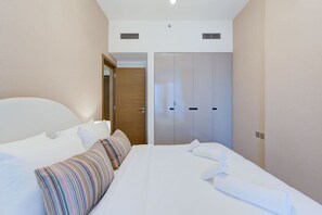 Ein Hotelzimmer mit einem Bett, einer Holztür und einem Kleiderschrank.