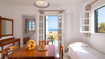 One Bedroom Apartment with Sea View | Caja de seguridad en la habitación, escritorio y insonorización