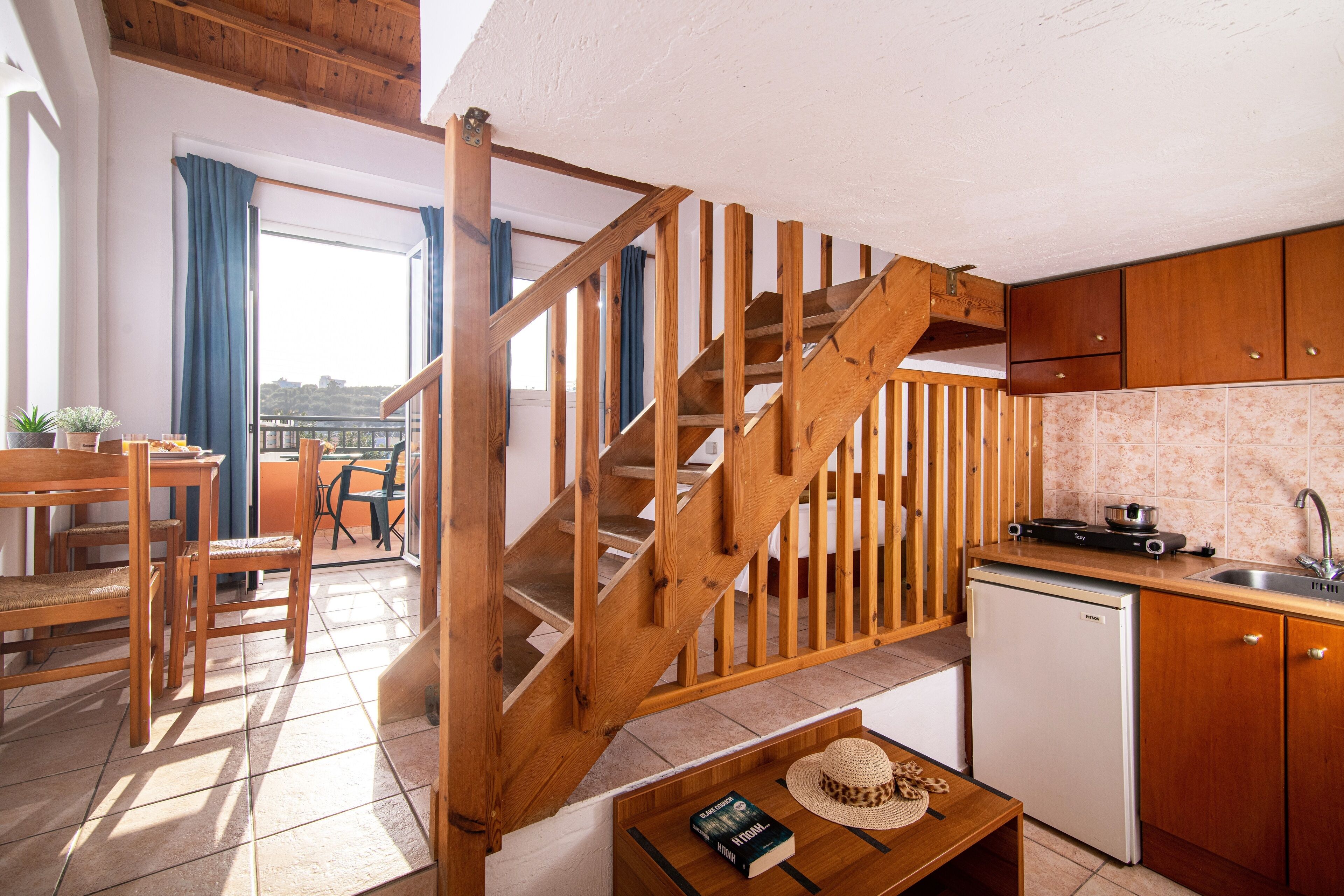 Apartment Split Level with Garden or Pool | Coin cuisine privé | Mini réfrigérateur, plaque de cuisson, cafetière/bouilloire