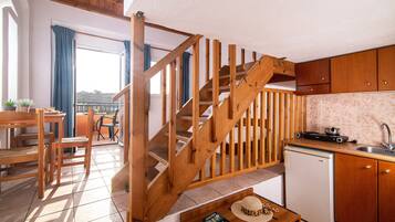 Apartment Split Level with Garden or Pool | Eigene Kochnische | Mini-Kühlschrank, Herdplatte, Wasserkocher mit Kaffee-/Teezubehör