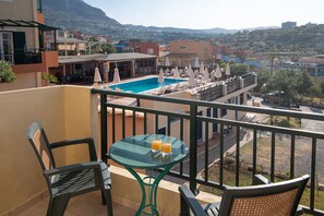 One Bedroom Apartment with Sea View | Värdeförvaringsskåp på rummet, skrivbord och ljudisolering