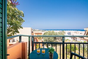 Family Apartment with Sea View | 房內夾萬、書桌、隔音、熨斗/熨衫板