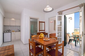 One Bedroom Apartment with Sea View | Cuisinette privée | Mini-réfrigérateur, surface de cuisson, cafetière-théière