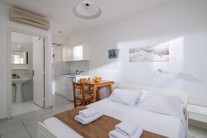 Studio with Garden or Pool View | Cuisinette privée | Mini-réfrigérateur, surface de cuisson, cafetière-théière