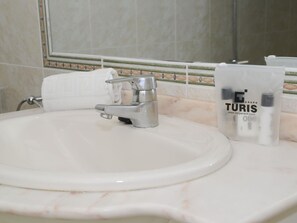 Bathroom - Calpe Apartment: Beach, Pool, Air Conditioning, WiFi (Calpe)