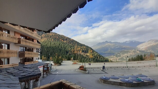 A hotel balcony with a view of a mountainous landscape. - Renovated studio in Valfréjus, near cable car and shops (Valfréjus)