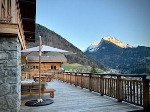 Outdoor dining - Modern chalet in Morzine, 12 pers, 5 br, near center (Morzine)