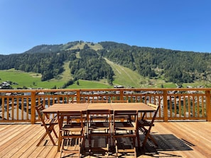 Outdoor dining - Modern chalet in Morzine, 12 pers, 5 br, near center (Morzine)