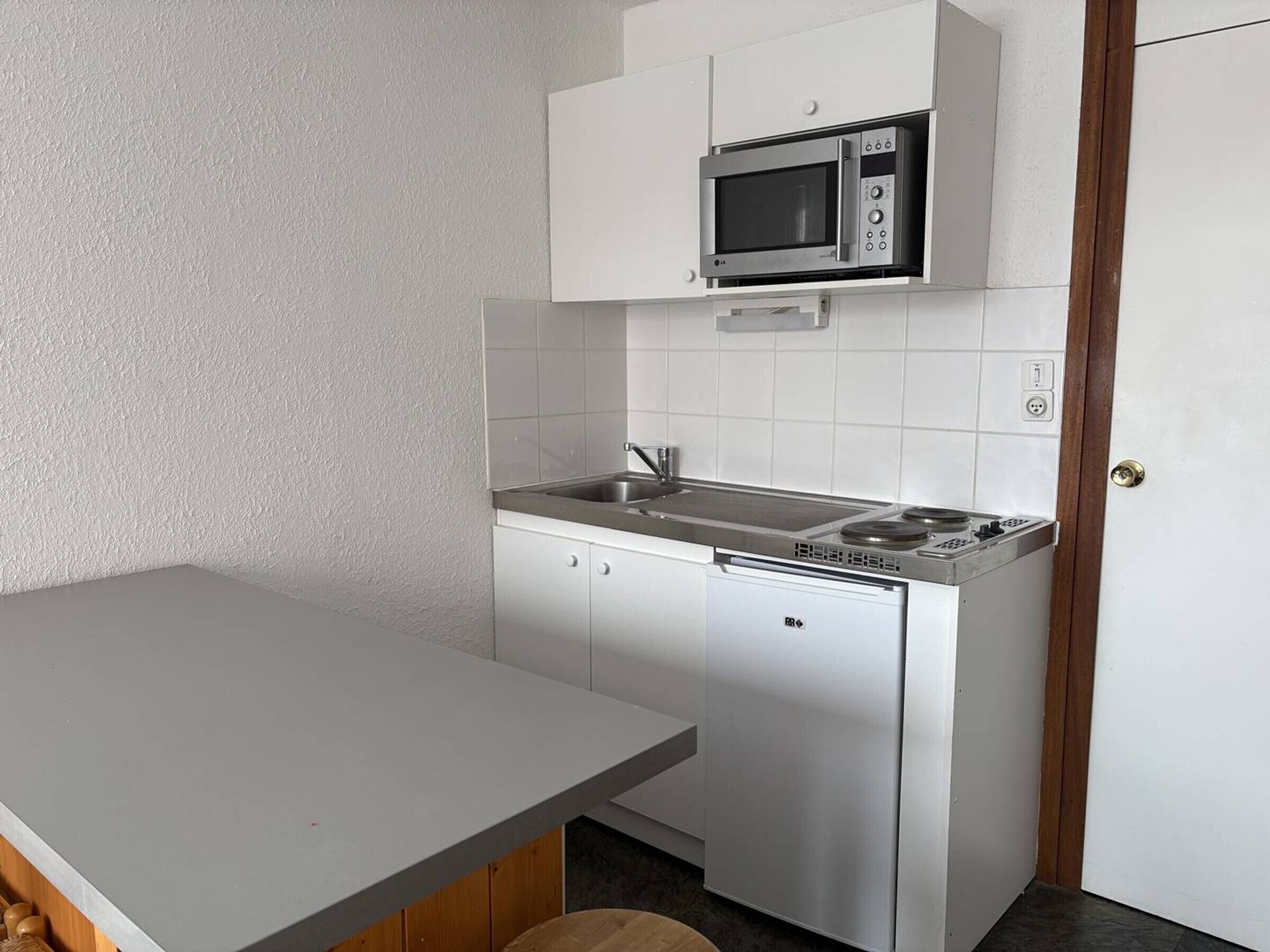 Geladeira, micro-ondas, cooktop, cafeteira/chaleira