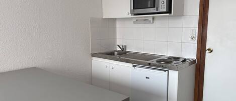 Geladeira, micro-ondas, cooktop, cafeteira/chaleira